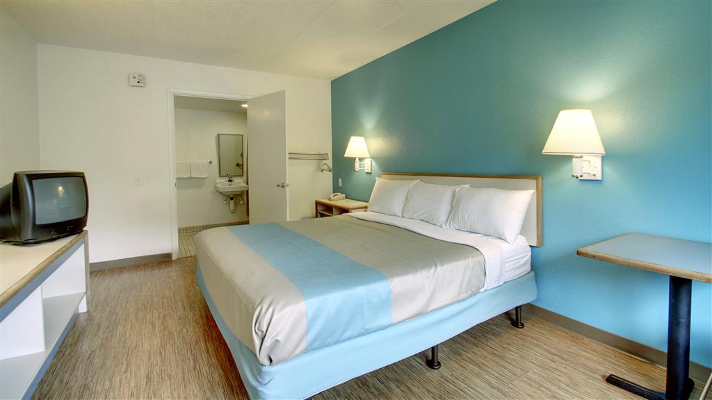 MOTEL 6 CEDAR RAPIDS-guestroom-Guest Room,Indoor/Interior,On-Site.jpg