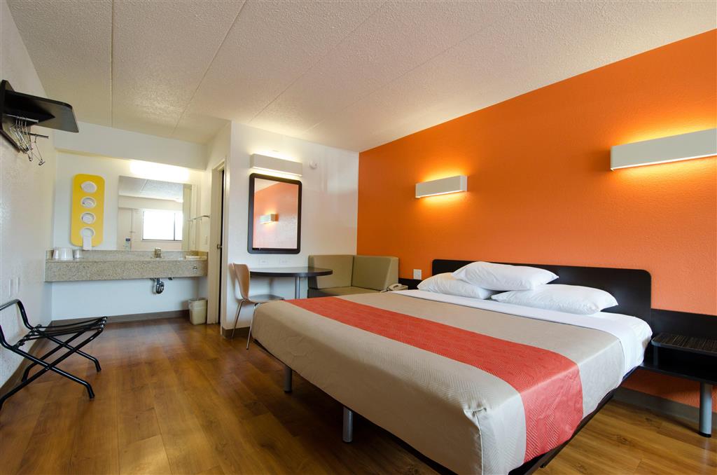 MOTEL 6 WASHINGTON DC GAITHERSBURG-guestroom-Guest Room,Bed,Bedding,Guest Room Amenity,TV and multimedia,Indoor/Interior,On-Site,Furnishings,Telephone.jpg