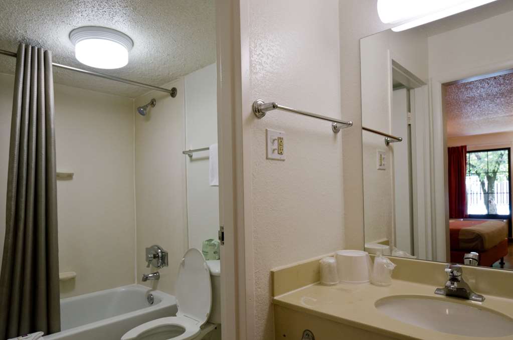 MOTEL 6 FREDERICK MD FORT DETRICK-guestroom-Guest Room,Bathroom,On-Site.jpg