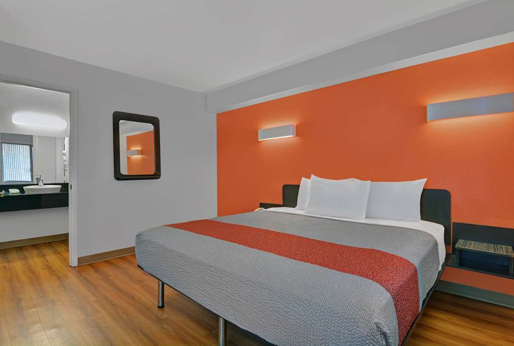 MOTEL 6 CUTLER BAY-guestroom-Guest Room,On-Site.jpg