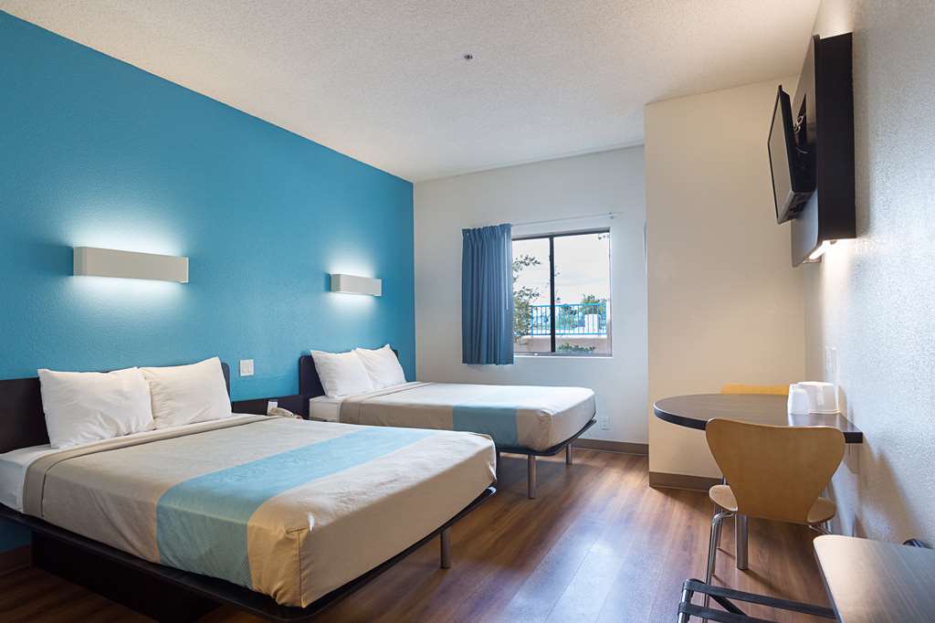 MOTEL 6 PAGE-guestroom-Guest Room,Bed,Guest Room Amenity,TV and multimedia,Indoor/Interior,On-Site,Furnishings.jpg