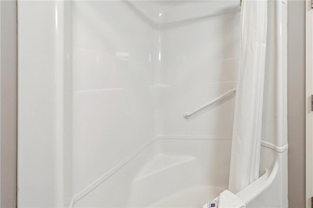MOTEL 6 SANDUSKY - MILAN-guestroom-Guest Room,Bathroom,Accessibility,On-Site.jpg