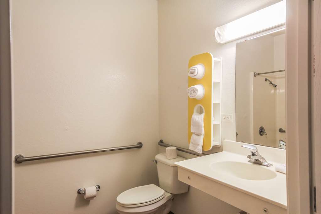 MOTEL 6 NEW BRAUNFELS-guestroom-Guest Room,Bathroom,On-Site.jpg