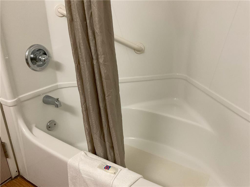 MOTEL 6 JACKSON AIRPORT - PEARL, MS-guestroom-Guest Room,Bathroom,On-Site.jpg