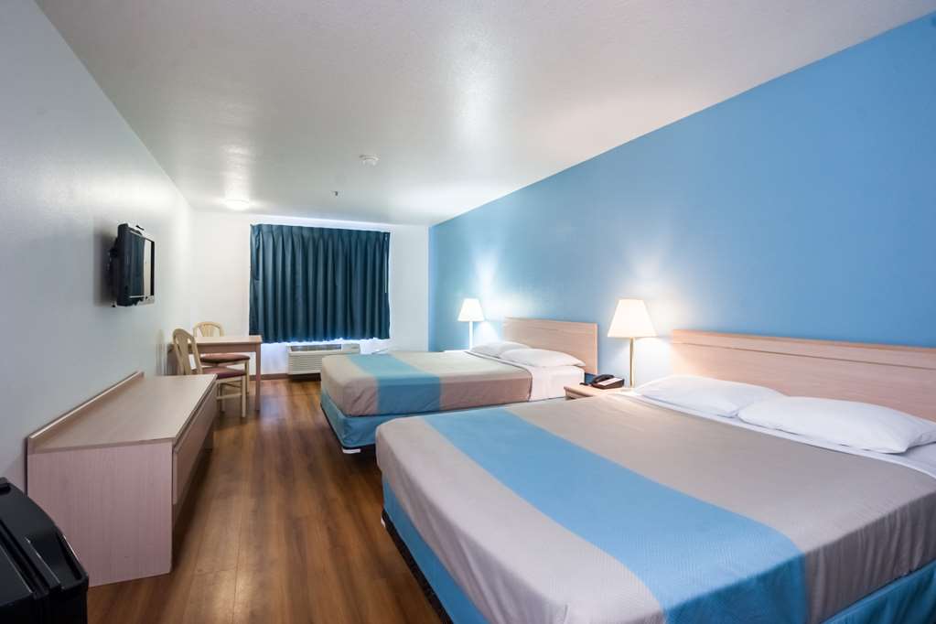 MOTEL 6 KILLEEN-guestroom-Guest Room,Bed,Guest Room Amenity,TV and multimedia,Indoor/Interior,On-Site,Furnishings,Double Room.jpg