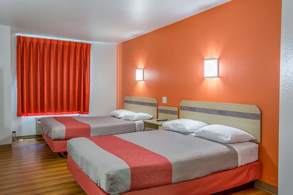 MOTEL 6 REDMOND-guestroom-Guest Room,Bed,On-Site,Double Room.jpg