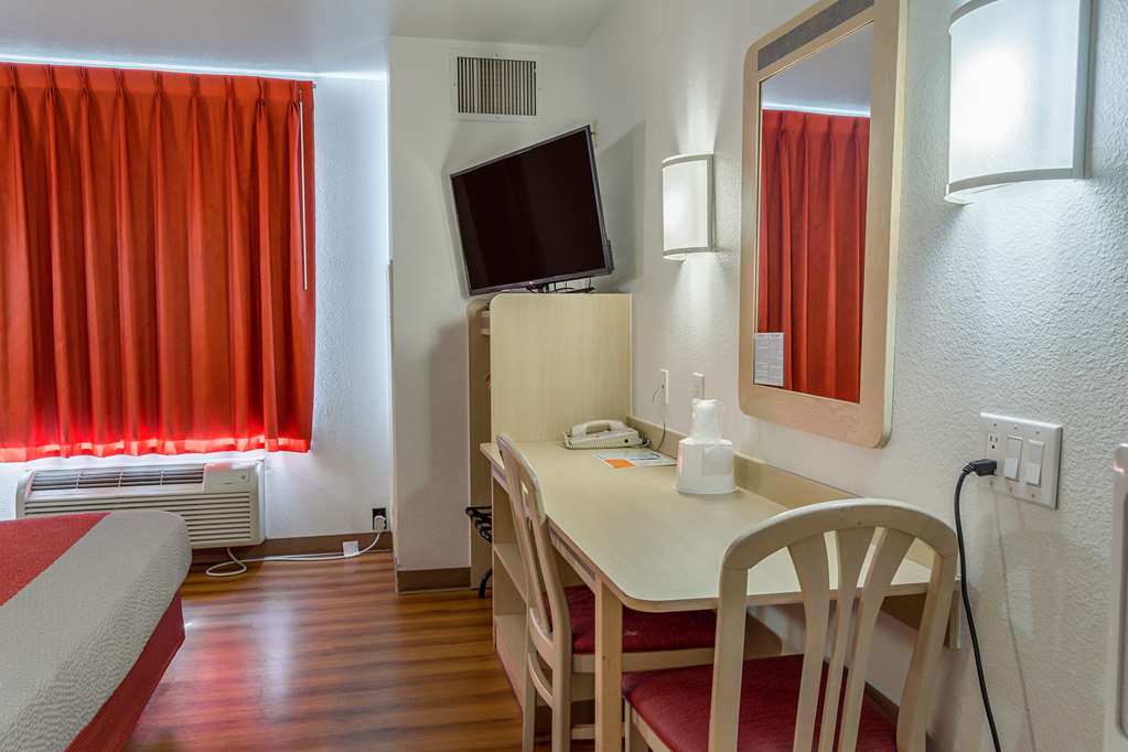 MOTEL 6 REDMOND-guestroom-Guest Room,Guest Room Amenity,TV and multimedia,Sitting area,On-Site.jpg