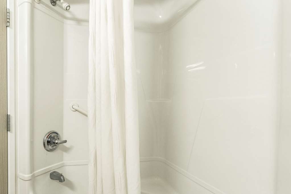MOTEL 6 NEWPORT-guestroom-Guest Room,Bathroom,On-Site.jpg
