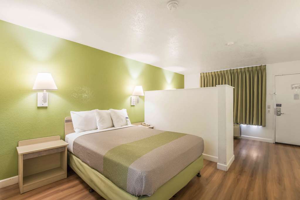 MOTEL 6 HEMET-guestroom-Guest Room,On-Site.jpg
