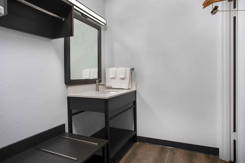 MOTEL 6 BEND-guestroom-Guest Room,Bathroom,On-Site.jpg
