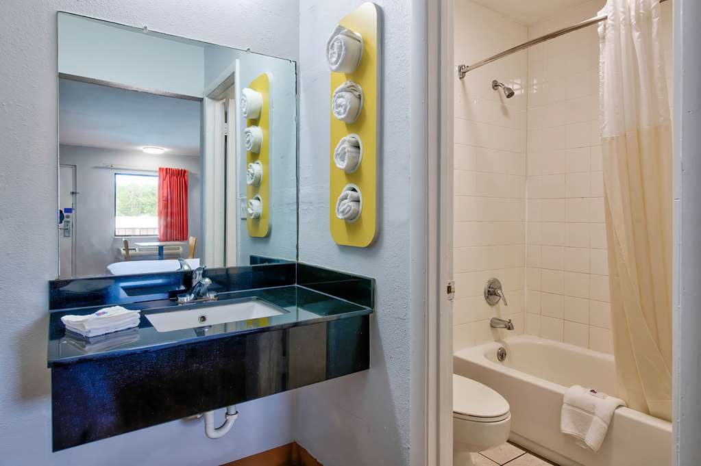 MOTEL 6 GAINESVILLE GA-guestroom-Guest Room,Bathroom,On-Site.jpg