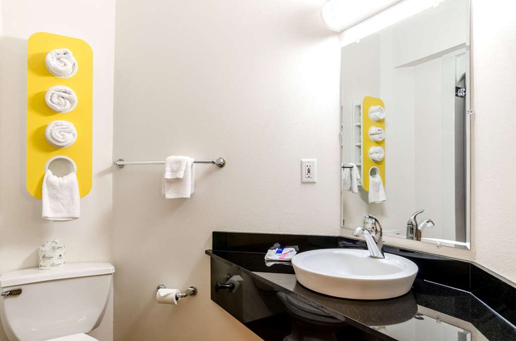 MOTEL 6 LAS CRUCES-guestroom-Guest Room,Bathroom,On-Site.jpg