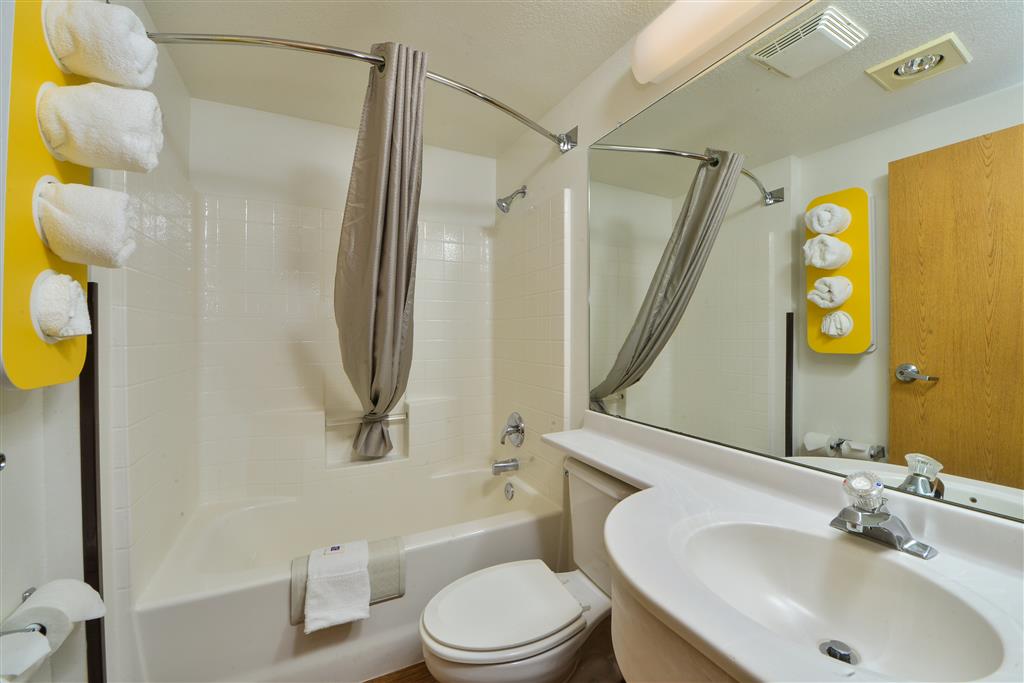 MOTEL 6 MERIDIAN ID-guestroom-Guest Room,Bathroom,On-Site.jpg