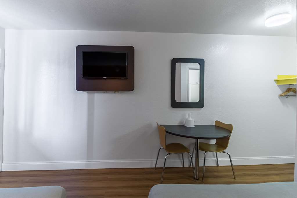 MOTEL 6 PENSACOLA WEST-guestroom-Guest Room,Bed,Guest Room Amenity,TV and multimedia,On-Site,Furnishings,Double Room.jpg
