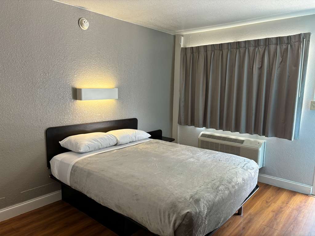 MOTEL 6 PENSACOLA WEST-guestroom-Guest Room,On-Site.jpg