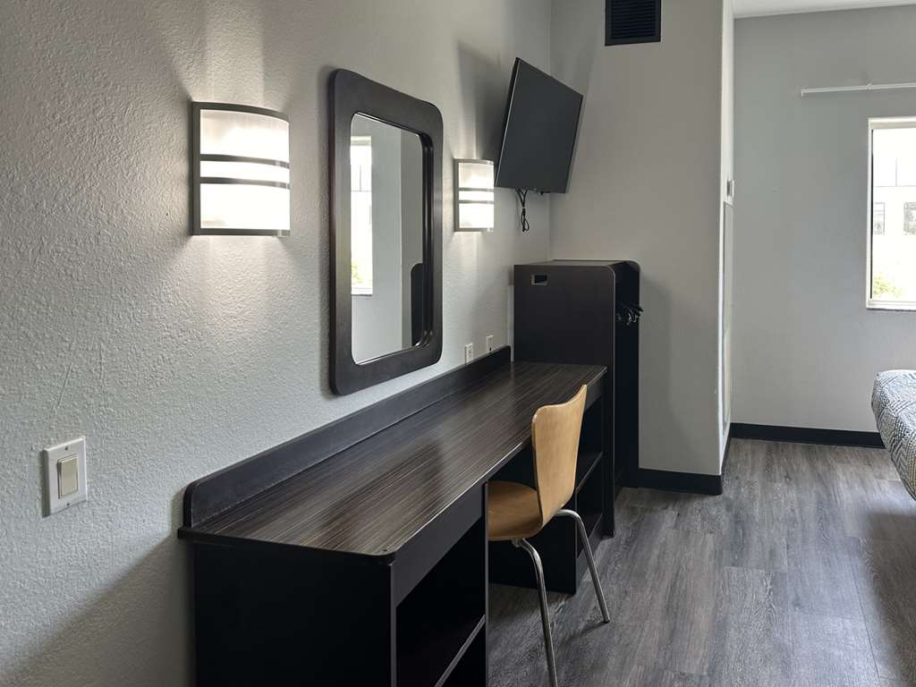 MOTEL 6 MISSION TX-guestroom-Guest Room,Guest Room Amenity,On-Site.jpg