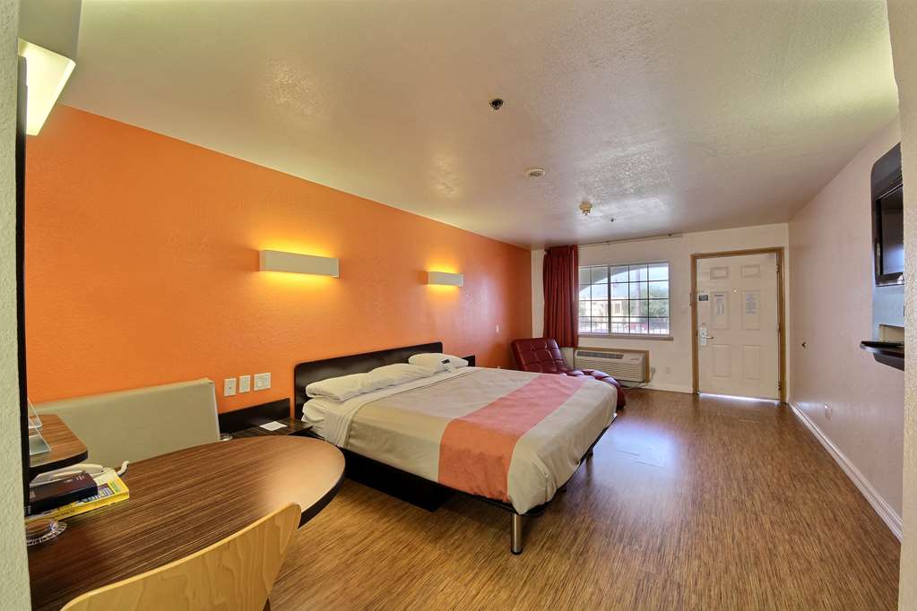 MOTEL 6 EDINBURG-guestroom-Guest Room,Bedding,King bed,Guest Room Amenity,TV and multimedia,Sitting area,On-Site,Furnishings,Telephone,Deluxe Room,Single Room.jpg