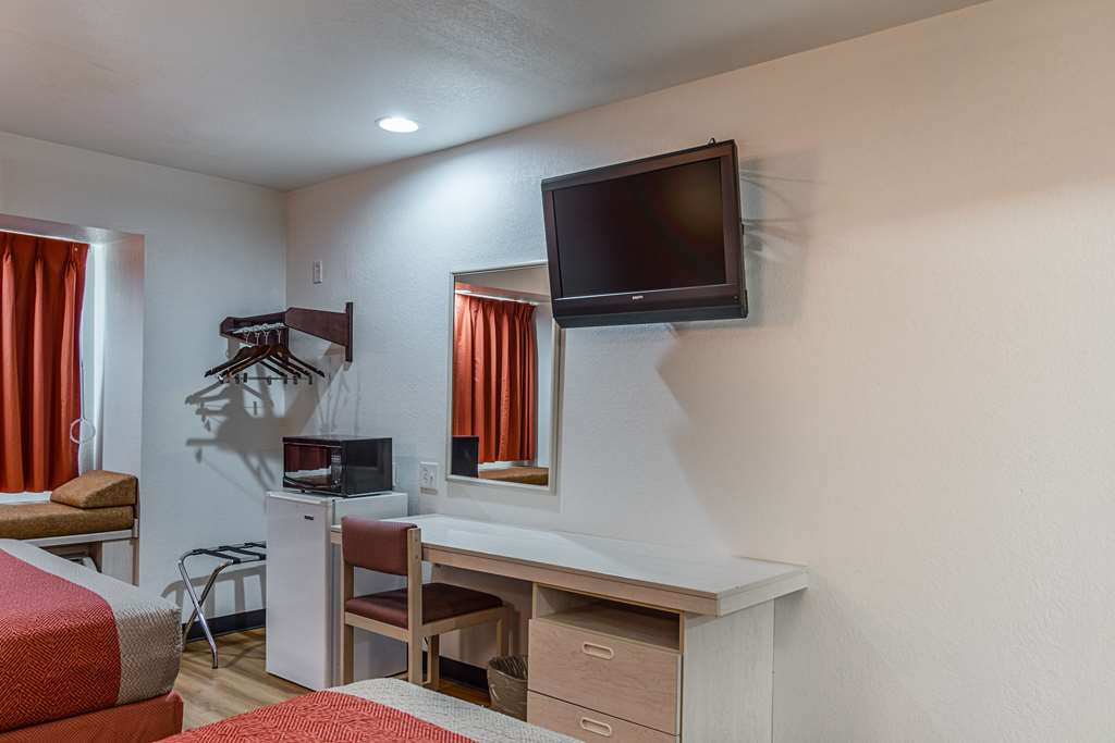 MOTEL 6 MCALESTER OK-guestroom-Guest Room,Indoor/Interior,On-Site.jpg
