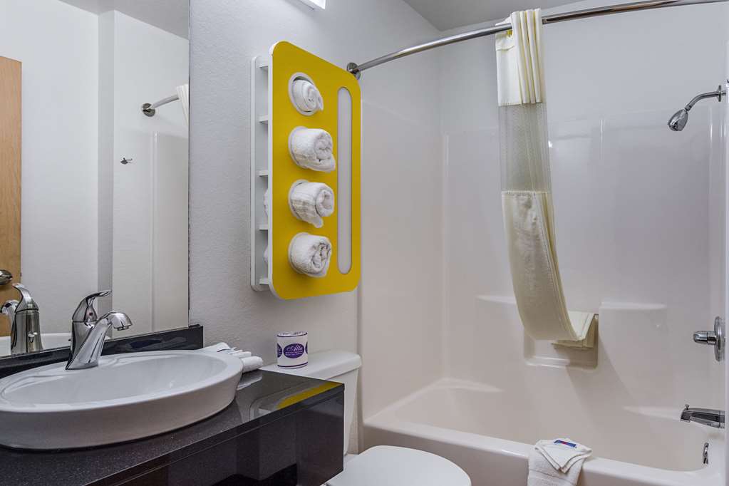 MOTEL 6 MCALESTER OK-guestroom-Guest Room,Bathroom,On-Site.jpg