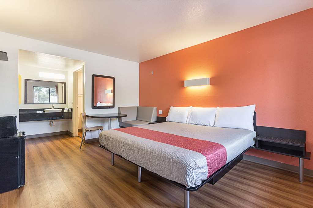 MOTEL 6 FRESNO CA-guestroom-Guest Room,Sink,Bedding,King bed,Guest Room Amenity,Mini-Refrigerator,Sitting area,Indoor/Interior,On-Site,Furnishings,Deluxe Room,Single Room.jpg