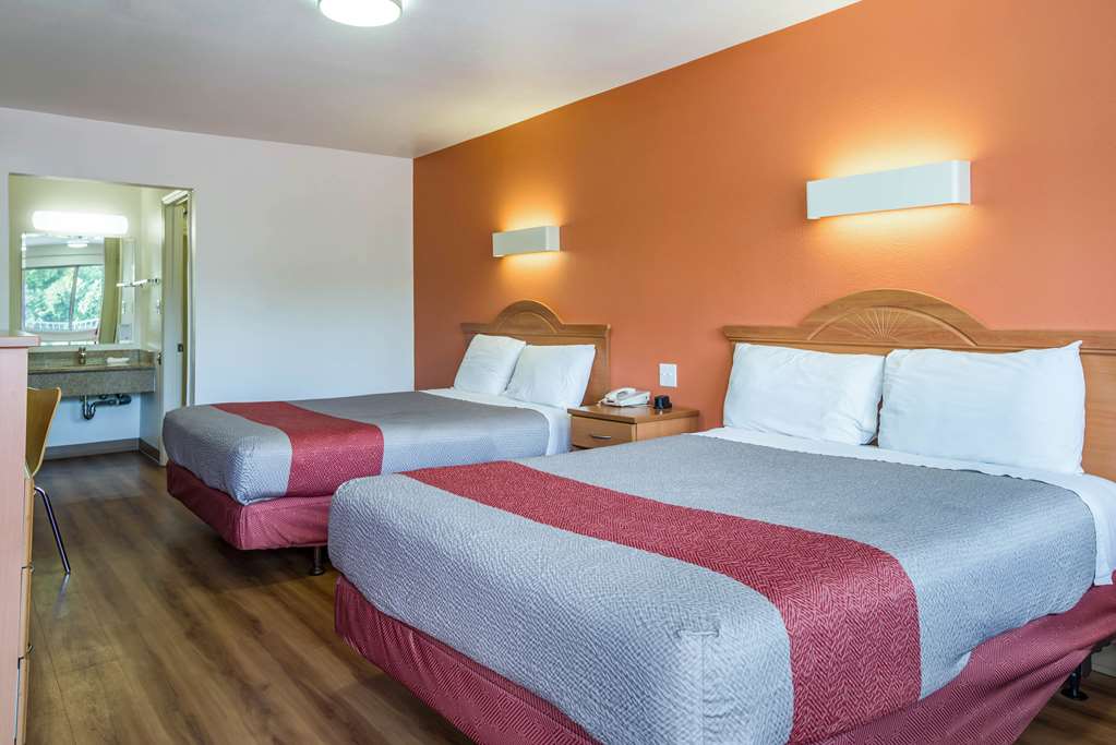 MOTEL 6 CONCORD CA-guestroom-Guest Room,Sink,Bedding,Queen bed,Guest Room Amenity,Sitting area,On-Site,Furnishings,Telephone,Deluxe Room,Double Room.jpg