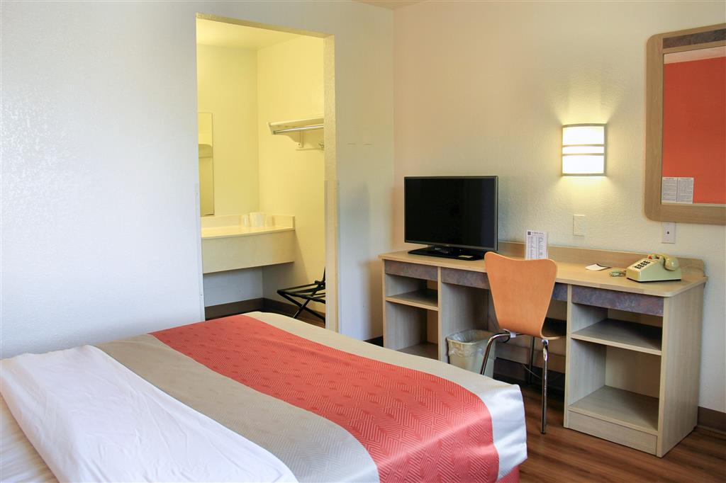 MOTEL 6 - HARTFORD - ENFIELD-guestroom-Guest Room,Indoor/Interior,On-Site.jpg