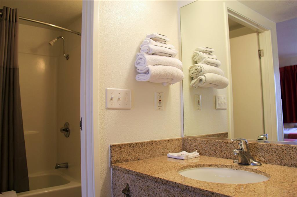 MOTEL 6 - HARTFORD - ENFIELD-guestroom-Guest Room,Bathroom,On-Site.jpg