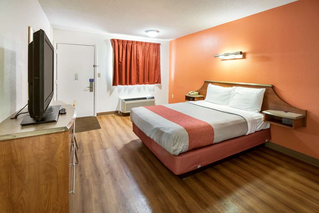 MOTEL 6 DAYTON ENGLEWOOD-guestroom-Guest Room,Bedding,Queen bed,Guest Room Amenity,TV and multimedia,On-Site,Furnishings,Telephone,Deluxe Room,Single Room.jpg