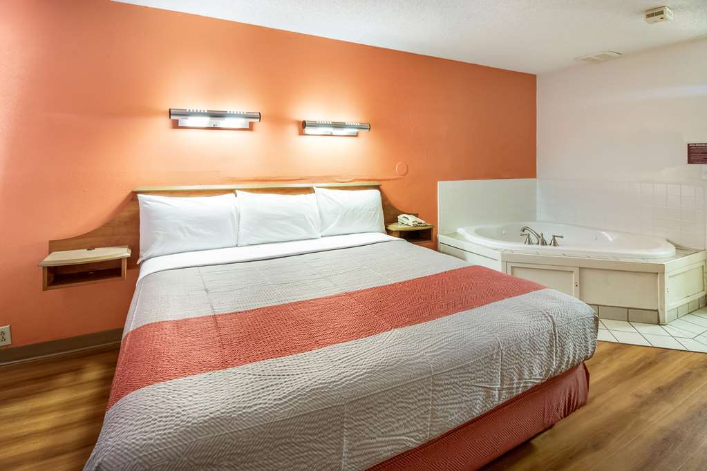 MOTEL 6 DAYTON ENGLEWOOD-guestroom-Guest Room,Tub,Bedding,King bed,Guest Room Amenity,Suite,On-Site,Furnishings,Telephone,Deluxe Room,Single Room.jpg