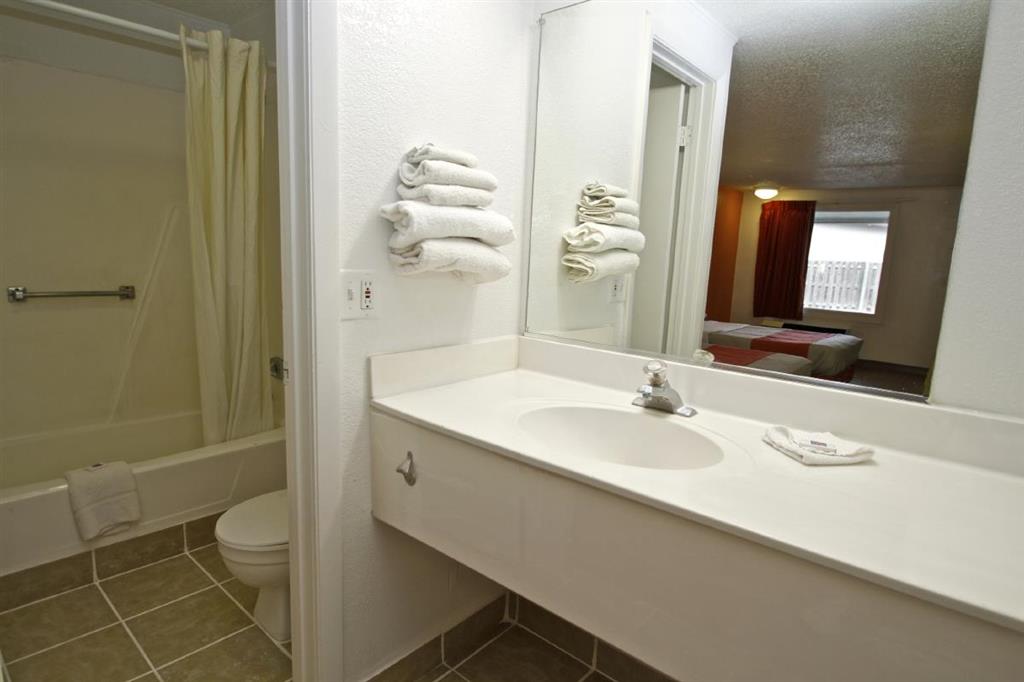 MOTEL 6 KALAMAZOO-guestroom-Guest Room,Sink,Toilet,Tub,Indoor/Interior,On-Site.jpg