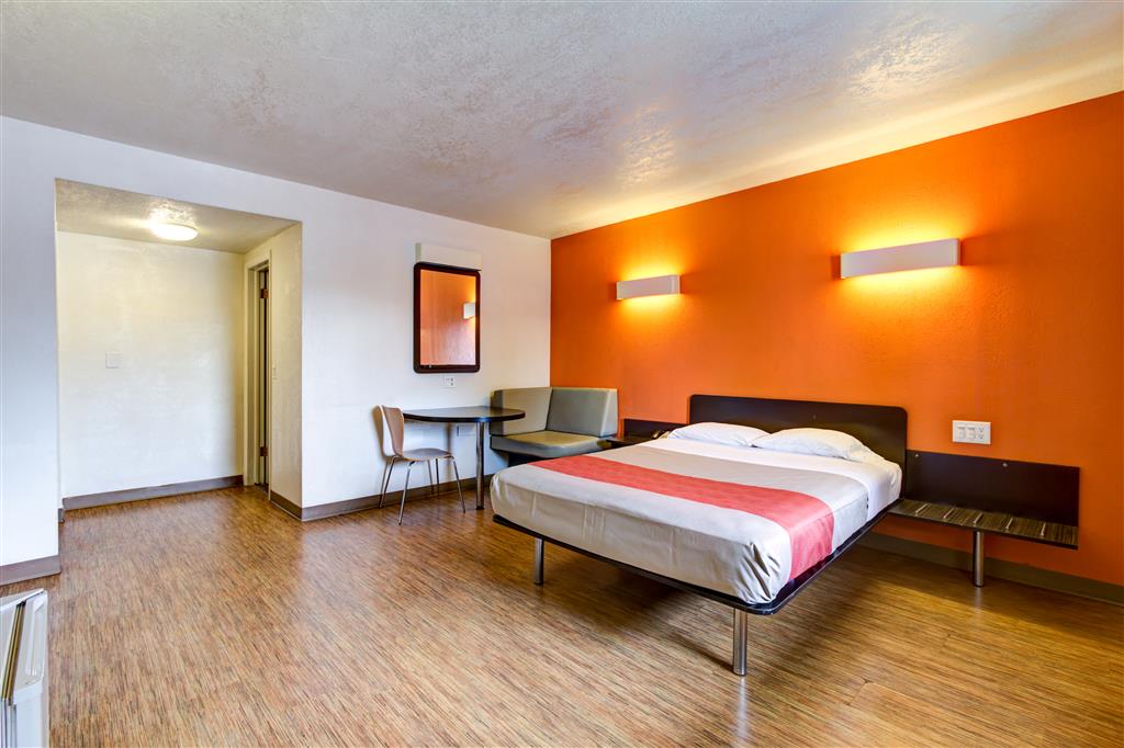 MOTEL 6 RICHFIELD OHIO-guestroom-Guest Room,Bed,Bedding,Guest Room Amenity,TV and multimedia,Sitting area,Indoor/Interior,On-Site,Furnishings,Telephone,Deluxe Room,Single Room.jpg