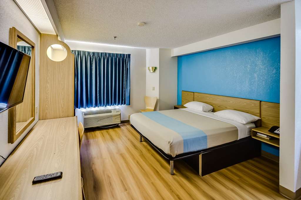 MOTEL 6 HOUSTON KATY TX-guestroom-Guest Room,Guest Room Amenity,TV and multimedia,Indoor/Interior,On-Site,Single Room.jpg