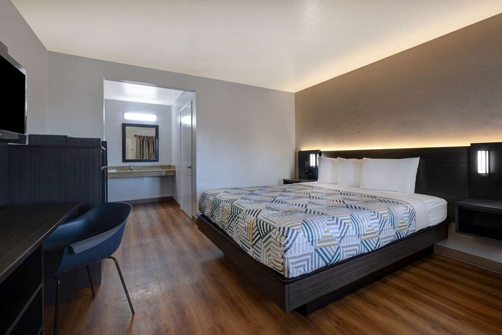 MOTEL 6 BUTTONWILLOW CENTRAL-guestroom-Guest Room,On-Site.jpg