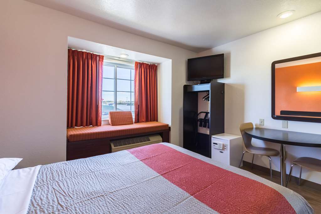 MOTEL 6 SANDUSKY - HURON-guestroom-Guest Room,Guest Room Amenity,Safe,TV and multimedia,Indoor/Interior,On-Site,Single Room.jpg