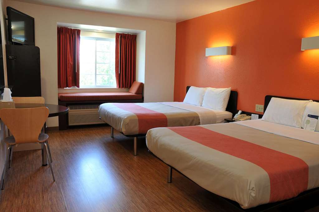 MOTEL 6 SANDUSKY - HURON-guestroom-Guest Room,On-Site.jpg