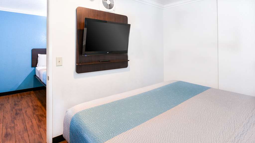 MOTEL 6 ONTARIO-guestroom-Guest Room,Bed,Bedding,Guest Room Amenity,TV and multimedia,Suite,On-Site,Furnishings.jpg