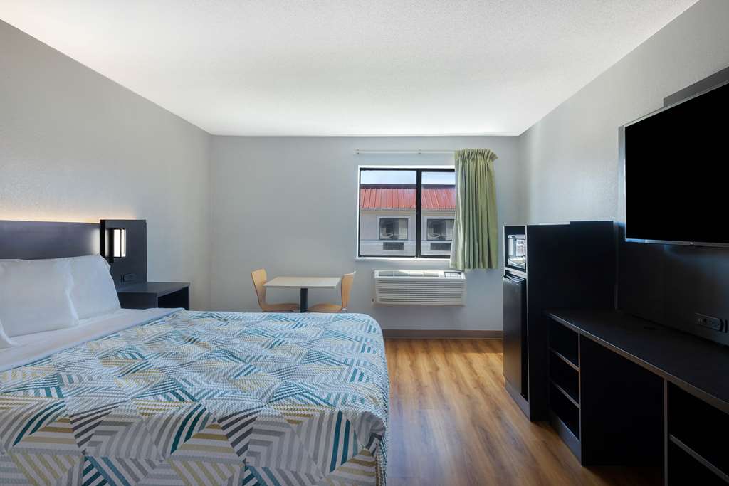 MOTEL 6 SHEPHERDSVILLE KY-guestroom-Guest Room,On-Site.jpg
