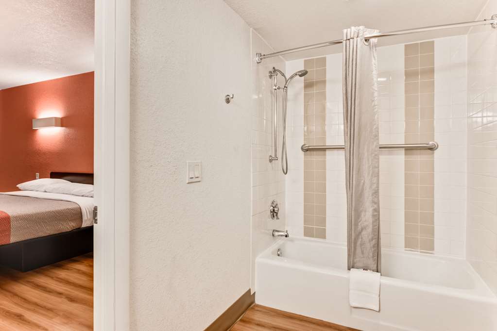 QUALITY INN AIRPORT-guestroom-Guest Room,Bathroom,On-Site.jpg