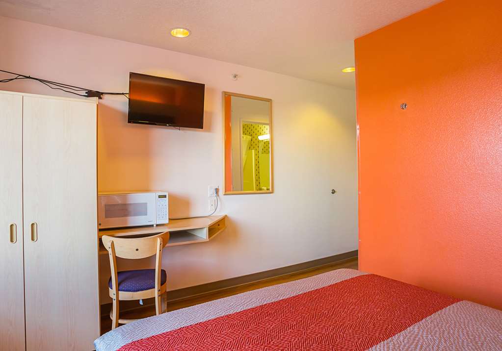 MOTEL 6 BERNALILLO-guestroom-Guest Room,Bedding,Guest Room Amenity,TV and multimedia,Sitting area,Indoor/Interior,On-Site,Furnishings,Single Room.jpg