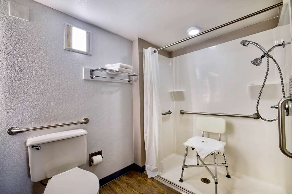 MOTEL 6 JACKSON MS-guestroom-Guest Room,Bathroom,On-Site.jpg