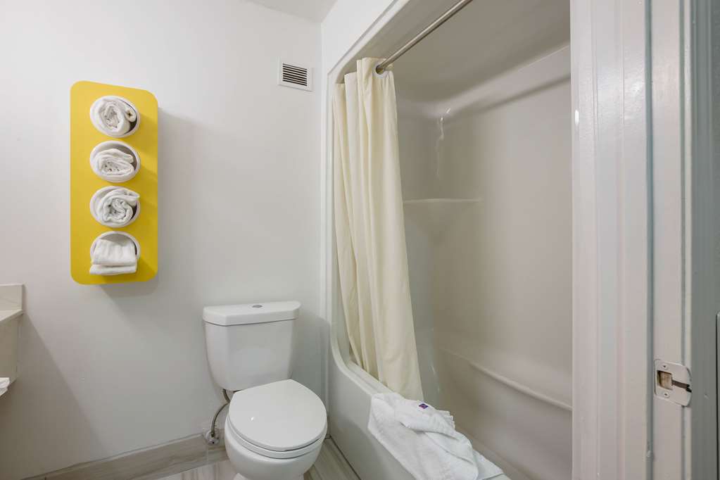 MOTEL 6 SUWANEE, GA GWINNETT CENT-guestroom-Guest Room,Bathroom,On-Site.jpg