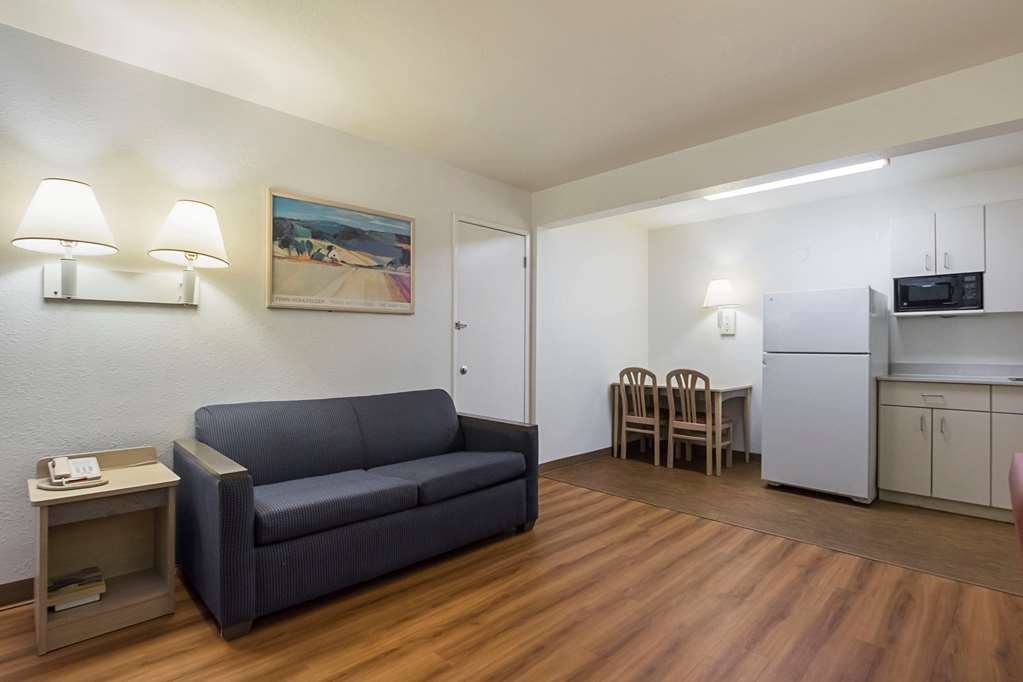 MOTEL 6 ROCHESTER MN-guestroom-Guest Room,Guest Room Amenity,Refrigerator,Indoor/Interior,On-Site,Telephone,Seating.jpg