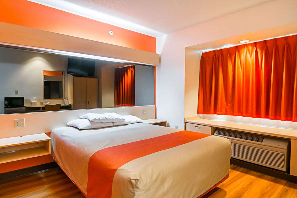 MOTEL 6 SYCAMORE IL-guestroom-Guest Room,Bedding,King bed,Guest Room Amenity,Mini-Refrigerator,TV and multimedia,Indoor/Interior,On-Site,Furnishings,Single Room,Standard Room.jpg
