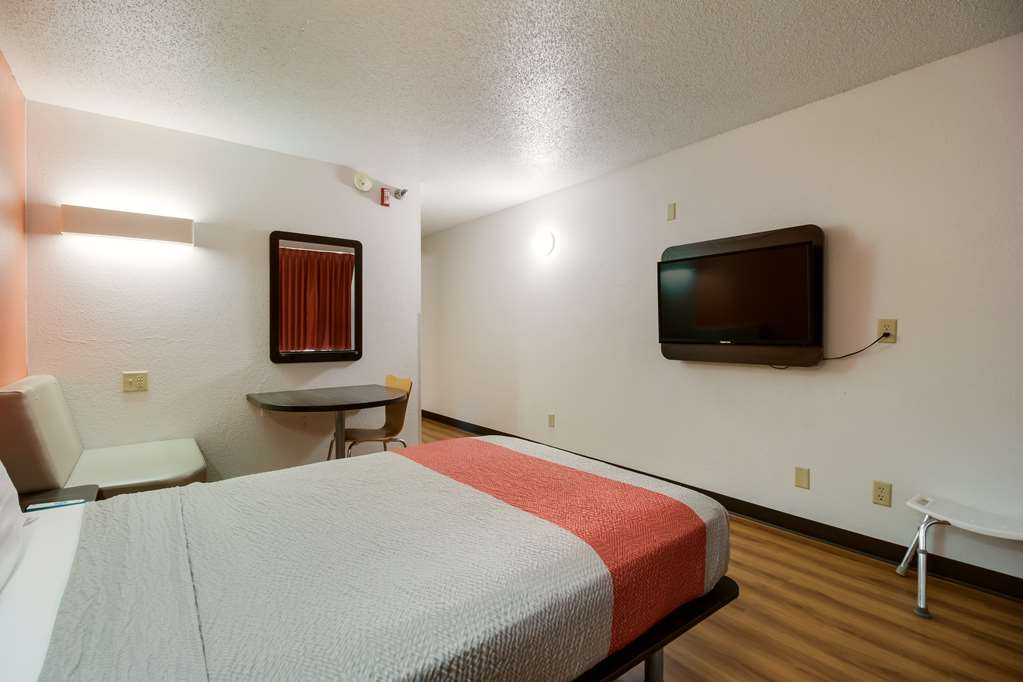 MOTEL 6 DAVENPORT-guestroom-Guest Room,On-Site.jpg
