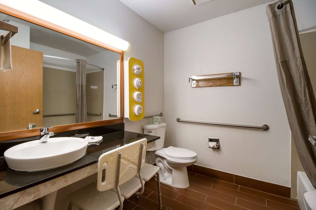 MOTEL 6 DAVENPORT-guestroom-Guest Room,Bathroom,On-Site.jpg