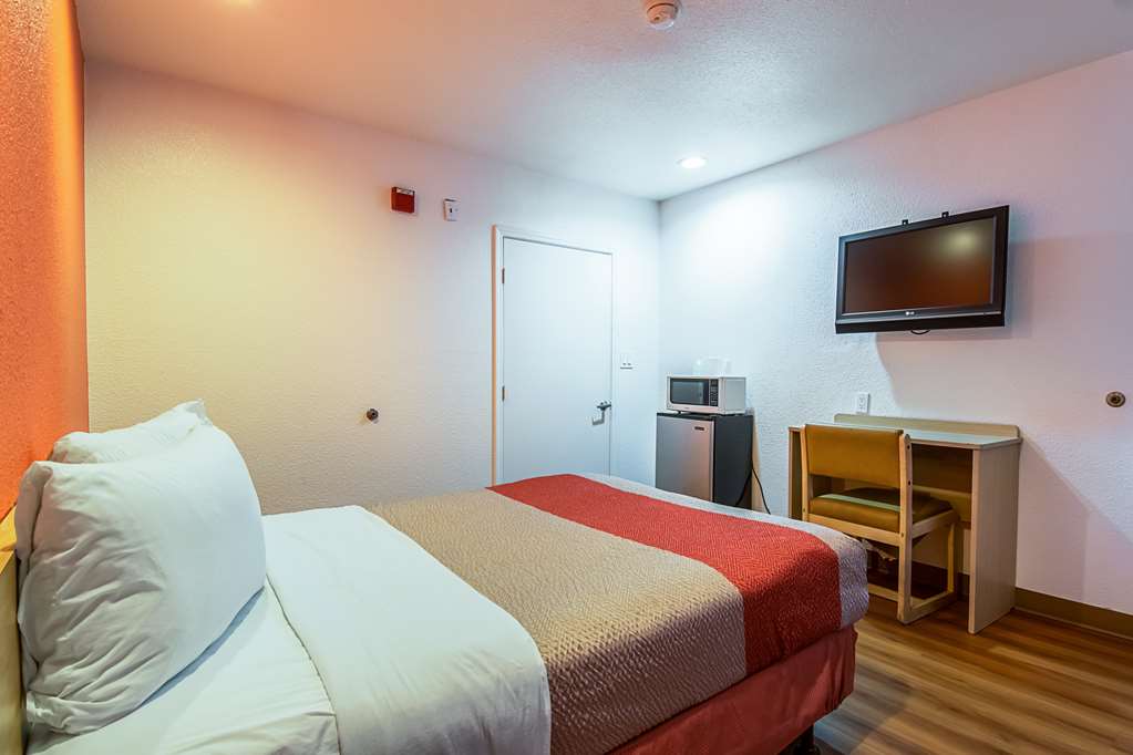 MOTEL 6 BAKERSFIELD AIRPORT-guestroom-Guest Room,On-Site.jpg