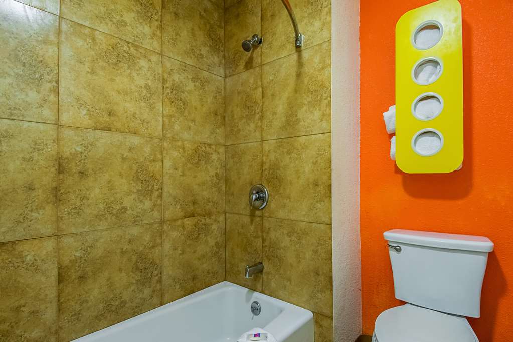 MOTEL 6 BAKERSFIELD AIRPORT-guestroom-Guest Room,Bathroom,On-Site.jpg