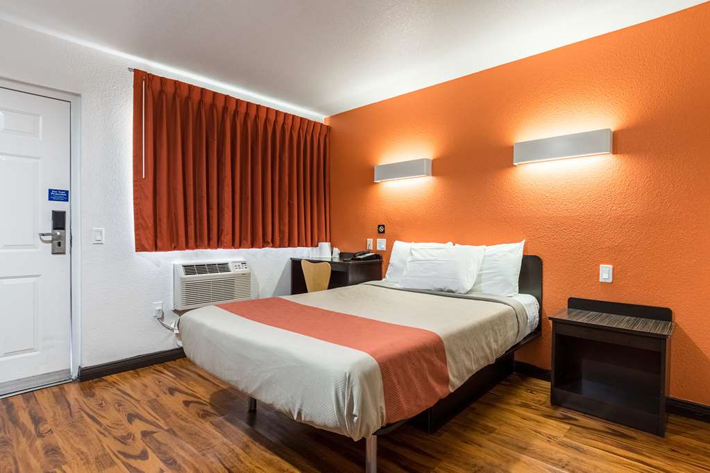 MOTEL 6 UCR RIVERSIDE-guestroom-Guest Room,On-Site.jpg