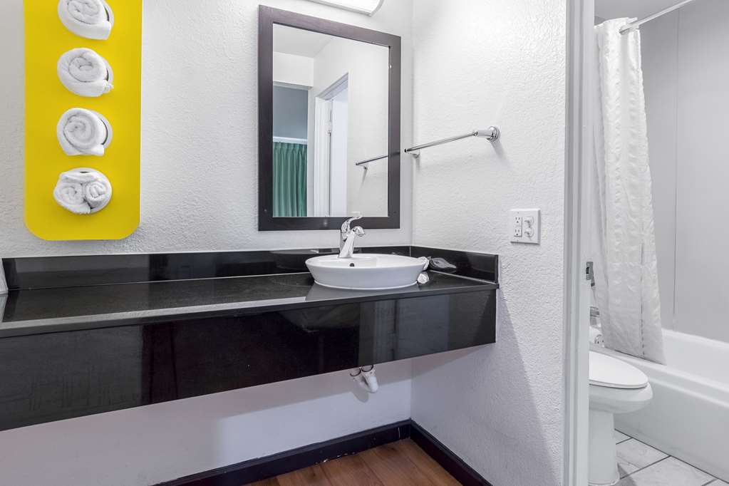 MOTEL 6 UCR RIVERSIDE-guestroom-Guest Room,Bathroom,On-Site.jpg