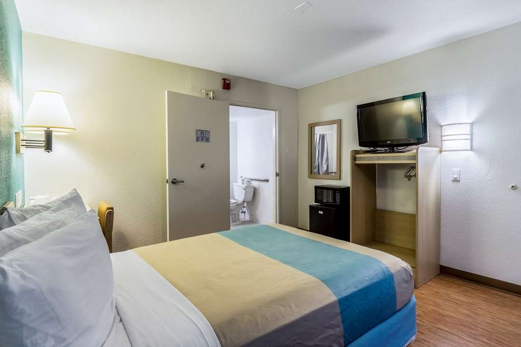 MOTEL 6 EL CENTRO-guestroom-Guest Room,Bedding,Queen bed,Guest Room Amenity,Mini-Refrigerator,TV and multimedia,Sitting area,On-Site,Furnishings,Single Room,Standard Room.jpg